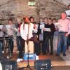 Überraschung: Der Chor des Gesangvereins Liedertafel Lengfurt kam auf die Bühne, um mit André Carswell und Michael Hauck drei Lieder zu singen. 