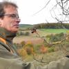 Das hat Niels Kölbl vom LPV auch noch nicht erlebt: eine Blüte der Mehlbeere mitten im Herbst.