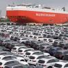 Neuwagen von Mercedes-Benz auf einem Autoterminal in Bremerhaven. 