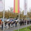 Am Sonntagmorgen bot sich ein farbenprächtiges Bild, als der Musikverein eine große Zahl örtlicher Vereinsvertreter mit ihren Fahnenabordnungen von den Mainfrankensälen zur Kirche und nach dem Gottesdienst wieder zurück in Marsch hielt.
