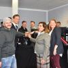 UKW-Sendestart mit Freude und Freunden. Den berühmten "roten Knopf" drückten gemeinsam (vorne von links) Gerolzhofens Bürgermeister Thorsten Wozniak, Eric Jurke ("Tante Suzie"), Landrat Florian Töpper, Bürgermeisterin Sorya Lippert, Katharina Köhler (ufra) und Studioleiter Felix Straube. 