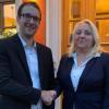 Thomas Volkamer, Leiter Bürodienste, gratulierte Petra Schmidt zum Jubiläum.