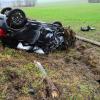Der Wagen des Unfallfahrers überschlug sich und blieb auf dem Dach im Graben liegen. Der Wagen des Unfallfahrers überschlug sich und blieb auf dem Dach im Graben liegen.