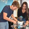 Radiotorte mit Mikro und Kopfhörer zur Eröffnung. Die beiden Moderatoren Luca Pollmeier und Lena Gersitz durften anschneiden. Radiotorte mit Mikro und Kopfhörer zur Eröffnung. Die beiden Moderatoren Luca Pollmeier und Lena Gersitz durften anschneiden.