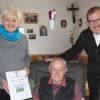 Offizieller Besuch zum Geburtstag vor dem Herrgottswinkel: Bürgermeisterin Agathe Heuser-Panten und Pfarrvikar Paul Reder gratulierten Ludwig Wetzel aus Rüdenschwinden zum 85. Geburtstag.