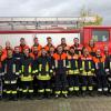 22 Nachwuchsfeuerwehrleute aus dem Landkreis legten in Grafenrheinfeld die Prüfung zur Modularen Truppausbildung erfolgreich ab. Im Bild die Ausbilder und die Nachwuchsfeuerwehrleute sowie Kreisbrandinspektor Reinhold Achatz (Zweiter von links).