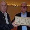Ein großes "Nein" steht auf dem Karton mit der Unterschriftenliste gegen eine Bebauung nördlich der Von-Guttenberg-Straße mit einer großen Wohnanlage. In der Bürgerversammlung überreichte Hartmut Schmutz (links) die Liste an Bürgermeister Bruno Altrichter.