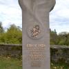 Erinnerung an einen großen Sohn des Dorfes: Die Stele für Albrecht Eyring auf dem Areal der Kirchenburg.