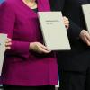 Im März 2018 präsentierten die Bundeskanzlerin Angela Merkel, CSU-Chef Horst Seehofer und der damalige kommissarische SPD-Vorsitzende Olaf Scholz den Koalitionsvertrag. Viel erreicht, aber noch viel zu tun – so lautet die Halbzeitbilanz, die die Große Koalition selbst erstellt hat.