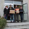 Nur wenige Habseligkeiten haben sich bei Omar Baraczani und Zaenelabin Abou Mraisch während ihrer Unterbringung in der nun geschlossenen dezentralen Unterkunft in Greußenheim angesammelt. Die Bewohner wurden von der "guten Seele" der Einrichtung Rita Sawenko (links) und Bürgermeisterin Karin Kuhn (rechts) verabschiedet.