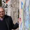 Eduard Lintner an einigen Teilen der Berliner Mauer, die in Niederlauer neben dem Dicken Turm stehen.