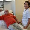 Thi Kim Thao Nguyen ist im dritten Jahr Auszubildende zur Gesundheits- und Krankenpflegerin an der Berufsfachschule für Pflegeberufe, die heuer ihr 60-jähriges Bestehen feiert. Mit im Bild Wolfgang Coufal, der sich bei ihr bestens aufgehoben fühlt.