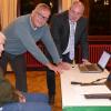 Oliver Bauer vom Volksbund Deutsche Kriegsgräberfürsorge (rechts) und der Binsfelder Uwe Schmitt durchforsten auch diesmal wieder vergeblich die Listen der verschollenen Soldaten des Zweiten Weltkriegs nach dem seit 76 Jahren vermissten Vater von Karl Schmitt (links).