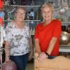Gloria Reichert (rechts) und ihre Schwester Solveig Gerhard sind ein eingespieltes Team. Solveig Gerhard hat bereits ihre Ausbildung zur Einzelhandelskauffrau im Geschäft absolviert und kann auf 59 Dienstjahre blicken.