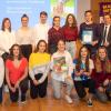 Diese Schüler des Egbert-Gymnasiums bekamen von Staatsministerin Judith Gerlach und von der Vorsitzenden der Hanns-Seidel-Stiftung, Ursula Männle, den Preis für den besten journalistischen Einzelbeitrag.
