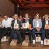 Urkunden statt Kaffee-Service: Die Fußball-Europameisterinnen von 1989 wurden bei der Lotte-Gala in Würzburg ausgezeichnet. Tina Theune (rechts) erhielt außerdem den Ehrenpreis.