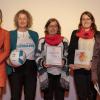 Petra (Mitte) und Hanna Flockerzi (Dritte von rechts) vom TSV Prosselsheim mit den Moderatorinnen Nele Schenker (Zweite von links) und Shary Reeves (Zweite von rechts) sowie Jugendspielerinnen des SC Würzburg. Petra (Mitte) und Hanna Flockerzi (Dritte von rechts) vom TSV Prosselsheim mit den Moderatorinnen Nele Schenker (Zweite von links) und Shary Reeves (Zweite von rechts) sowie Jugendspielerinnen des SC Würzburg.