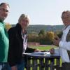 Planungsgespräche für eine Modernisierung des Sportgeländes des VfR Stadt Bischofsheim. Das Bild zeigt den Vorsitzenden Axel Braun,  Helmar Scheuring vom Partnerverein DJK Wegfurt und Manfred Markert.