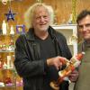 Stammkunde Klaus Mangold stöbert mit Brauchbar-Geschäftsführer Thomas Johannes im kürzlich eröffneten Weihnachtsmarkt des Grombühler Sozialkaufhauses.