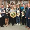 Bürgermeister Peter Juks übernahm die Übergabe der Trophäen: v.l.n.r. Angelika Wolfram, Gunther Kühne, Xenia Kühne, Luka-Maik Steinmetz, Maria Koder-Höfig, Cornelius Kühne, Kai Steinmetz, Mario Degan, Winfried Friedrich, 1. Schützenmeister Franz Baumann  und 1. Bürgermeister Peter Juks.