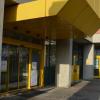 Nach der Schließung der Postbank am Bahnhofsplatz (im Bild) sollte ein neuer Partner die miterledigten Postdienste (Briefe Päckchen etc.) in der Feldgasse 19 anbieten. Den gibt es aber nicht.