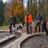 Wieder sichtbar sind die Fundamente der Glashütte im Birklergrund. Das ist Konrad Büdel (rechts), seinem Sohn Thomas (links), Forstchef Joachim Kessler (orange Jacke) und den Forstreferendaren Moritz Kraus und Hartwig Storath zu verdanken. 