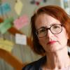 Waltraud Stubenhofer ist Diplom-Psychologin, Systemische Therapeutin und seit zehn Jahren die Leiterin des Krisendienstes. Waltraud Stubenhofer ist Diplom-Psychologin, Systemische Therapeutin und seit zehn Jahren die Leiterin des Krisendienstes.