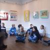 Lehrerin Doris Schmitt las den Kindern der Klasse 2a in der „Meefisch“-Ausstellung aus einem der gezeigten Bilderbuchprojekte vor.
