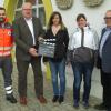 Das Foto zeigt (von links) Daniel Meuser (BRK Schwarzach), Jürgen Lang (N-Ergie), Melanie Hämmerlein (Elternbeirat Grundschule Schwarzacher Becken), Carola Ort (Elternbeirat Grundschule Schwarzacher Becken) und Volker Schmitt (Erster Bürgermeister Markt Schwarzach) bei der symbolischen Spendenübergabe.
