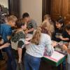 Stempeldrucken und „eigenhändig Kunst machen“ ist ein Programmpunkt der „Meefisch“-Führung im Franck-Haus.