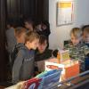 Eifrig diskutiert wurde unter den Kindern, für welches der 18 Projekte sie ihre Publikums-Stimmkarten in die Box werfen.