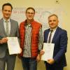 Die Landratskandidaten Florian Töpper (links, SPD) und Lothar Zachmann (rechts, CSU) erhalten vom KJR-Vorsitzenden Christoph Simon (Bildmitte) das Jugendprogramm des Kreisjugendrings mit Forderungen zur Kommunalwahl. Die Landratskandidaten Florian Töpper (links, SPD) und Lothar Zachmann (rechts, CSU) erhalten vom KJR-Vorsitzenden Christoph Simon (Bildmitte) das Jugendprogramm des Kreisjugendrings mit Forderungen zur Kommunalwahl.