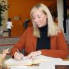 Anlässlich der Einweihung des Waldlehrpfades trug sich die Staatsekretärin im Kultusministerium, Anna Stolz, ins Goldene Buch der Gemeinde Üchtelhausen ein.