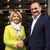 Landrätin Tamara Bischoff gratulierte dem Marktstefter Bürgermeisterkandidat Sebastian Schneider (FW) zu seiner Nominierung.