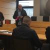 Der Angeklagte (Mitte, mit dem Rücken zum Publikum) im Prozess um den Tod einer Fußgängerin in Hettstadt vor dem Amtsgericht Würzburg Der Angeklagte (Mitte, mit dem Rücken zum Publikum) im Prozess um den Tod einer Fußgängerin in Hettstadt vor dem Amtsgericht Würzburg