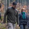 Auf den Borkenkäferflächen des Rienecker Stadtwaldes gibt es auch einige verschiedene Jungpflanzen. Hier weist Revier Matthias Schleich auf eine Weymouthskiefer oder Strobe hin. Auf den Borkenkäferflächen des Rienecker Stadtwaldes gibt es auch einige verschiedene Jungpflanzen. Hier weist Revier Matthias Schleich auf eine Weymouthskiefer oder Strobe hin.