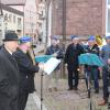 Der Ehrenbürger Albin Schäfer feierte 85. Geburtstag. Im Bild von links: Albin Schäfer mit seinem Nachfolger im Dirigentenamt Otto Holziger und Mitgliedern der Fischertrachtenkapelle.