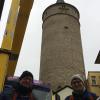 Vom Marktturm zur Adventskerze: Hans-Jürgen Krause (links) und sein Kollege Max Jahr haben wieder die Konstruktion angebracht, die dann die Lampen und Leitungen für die Beleuchtungen trägt.