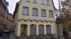 Derzeit ein "Haus ohne Namen" in der Bad Neustädter Spörleinstraße. Aus der "Bank Schilling" wird nach der Übernahme die Merkur Privatbank - bald auch optisch an der Hausfassade. 