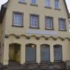 Derzeit ein "Haus ohne Namen" in der Bad Neustädter Spörleinstraße. Aus der "Bank Schilling" wird nach der Übernahme die Merkur Privatbank - bald auch optisch an der Hausfassade. 