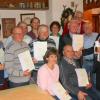 Bei den Ehrungen des Eigenheimervereins Lindach stellten sich Geehrte mit 50- und mit 25-jähriger Mitgliedschaft dem Fotografen. Vizepräsident Heinz Amling (rechts) und Vereinsvorsitzender Martin Schmitt überreichten an die zu Ehrenden (nicht alle waren anwesend) Urkunden, Medaillen und Präsente.