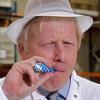 Premier Boris Johnson als Wahlkämpfer: Bei einem Firmenbesuch probiert er eine Zuckerstange.