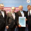 Im Rahmen des Ehrenamtstages der Handwerkskammer (HWK) für Unterfranken wurde Wilfried Schneider von der Kunst- und Kupferschmiede in Eltmann mit einer Ehrenurkunde des Bayerischen Staatsministeriums für Wirtschaft ausgezeichnet. In der feierlichen Veranstaltung in den Mainfrankensälen Veitshöchheim würdigte HWK-Präsident Walter Heußlein damit die großen Verdienste Schneiders um die Ausbildung in der gewerblichen Wirtschaft, wie es in einer entsprechenden Mitteilung an die Presse heißt. Das Bild von der Preisverleihung in Veitshöchheim zeigt (von links) Günther Weber (Obermeister der Metall-Innung Schweinfurt-Haßberge), Walter Heußlein (Präsident der HWK), den ausgezeichneten Wilfried Schneider und Michael Bissert (Vizepräsident der HWK). (em)