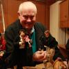 Manfred Goldkuhle freut sich über das fränkische Erscheinungsbild der Figuren.