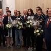Bei der Ehrung für den Verein Future Fencing Werbach im Rathaus (von links, vorne): Bürgermeister Ottmar Dürr, Matthias Götzelmann (Vorsitzender Sportkreis Tauberbischofsheim), Rita König (Vorsitzende Future Fencing), die Nationalfechterinnen Carolin Golubytskyi, Anne Sauer und Leonie Ebert, Dieter Lammer (Vizepräsident Deutscher Fechter-Bund) und Christoph Schauder (erster Landesbeamter des Main-Tauber-Kreises). 