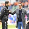 Gut gelaunt: Geschäftsführer Rachid Azzouzi (Mitte) mit Trainer Stefan Leitl (rechts) und Co-Trainer Andre Mijatovic nach dem Sieg im Fürther Heimspiel gegen Darmstadt. 