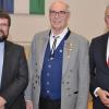 Goldenes Ehrenzeichen für Valentin Kimmelmann (Mitte). Bürgermeister Joachim Markert (rechts) und Pfarrer Oliver Störr gratulieren.