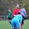 Matchwinner: Keeper Nico Herold (hinten), der mit seinen beiden gehaltenen Elfmetern den 2:0-Heimsieg möglich der DJK Schwegemacht hatte, tröstet nach dem Schlusspiff seinen Röllbacher Torwartkollegen Kevin Fischer.