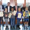 Im Bild (hinten von links): Seminarlehrer Frank Hörner, Vorstandsvorsitzender der Volks- und Raiffeisenbank Estenfeld Bergtheim Höchberg eG Norbert Dorbath, Bürgermeister Thomas Eberth, Koordinatorin Kathrin Borgmann und Schulrat Ingo Matschullis (vorne von links): Michl Henig, Nele Krieger, Ekansh Prusty, Chiara Luxa, Simon Hemskerk und Lena Sittle.