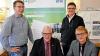 Haßfurts Bürgermeister Günther Werner (vorne links) und Wolfgang Neumann (vorne rechts) von der Telekom, unterzeichneten den Breitbandausbauvertrag. Mit im Bild: Haßfurts Breitbandpate Stephan Schneider (hinten links) sowie Klaus Markert von der Telekom.
